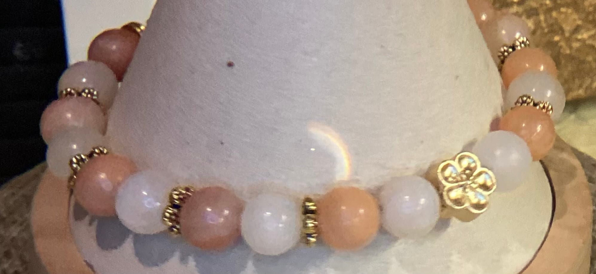 Pink aventurine and golden flower focal wire bracelet 8.5&quot;